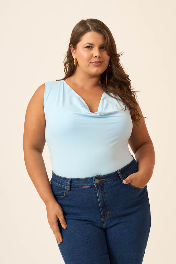 BLUSA COM DECOTE DEGAGÊ EM POLIAMIDA AZUL CÉU
