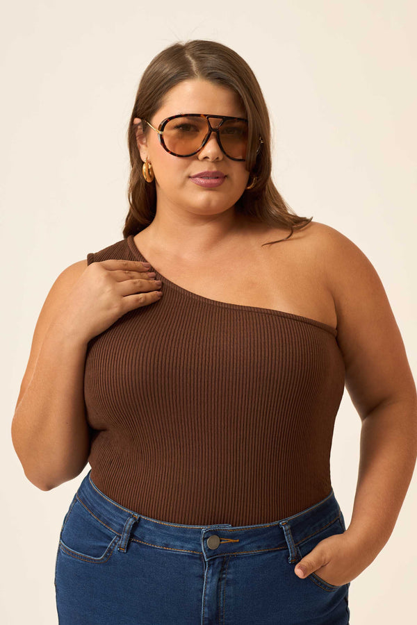 BLUSA UM OMBRO SÓ MALHA ONDAS MARROM