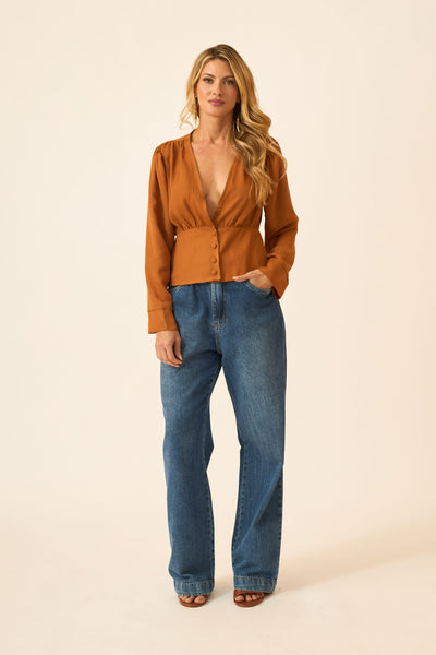 BLUSA COM BOTÃO FORRADO CREPE SERAFINA CARAMELO