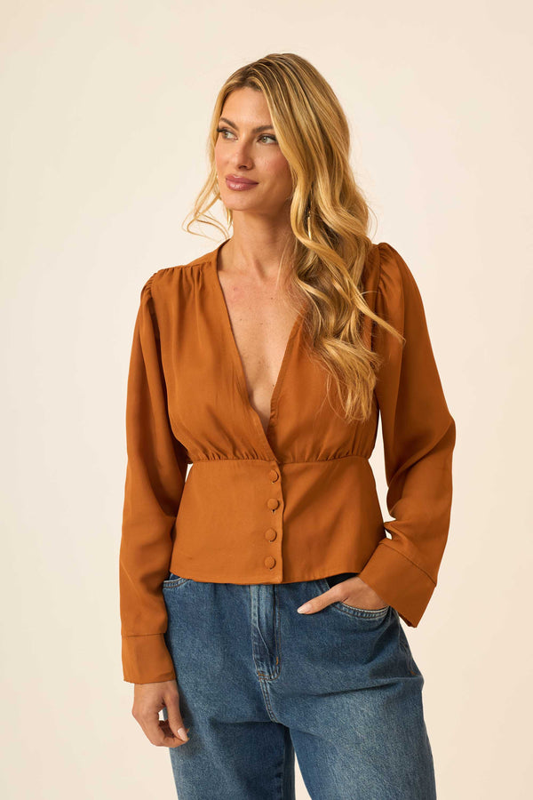 BLUSA COM BOTÃO FORRADO CREPE SERAFINA CARAMELO