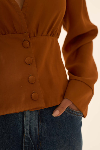 BLUSA COM BOTÃO FORRADO CREPE SERAFINA CARAMELO