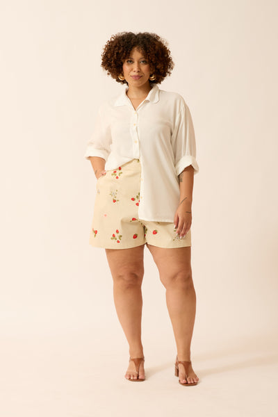 SHORT COM BOLSO CAMPO DE MORANGOS ALGODÃO