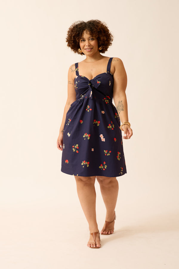 VESTIDO CURTO COM AMARRAÇÃO CAMPO DE MORANGOS MARINHO