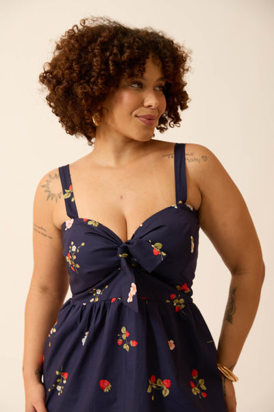 VESTIDO CURTO COM AMARRAÇÃO CAMPO DE MORANGOS MARINHO