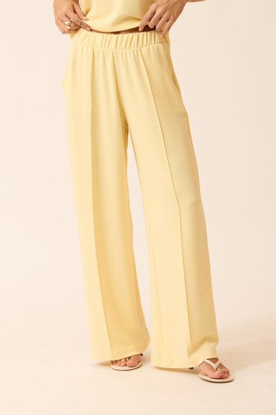 CALÇA RETA COM BOLSO MODAL GENEBRA AMARELO MANTEIGA