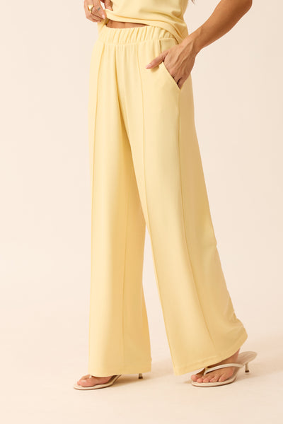 CALÇA RETA COM BOLSO MODAL GENEBRA AMARELO MANTEIGA