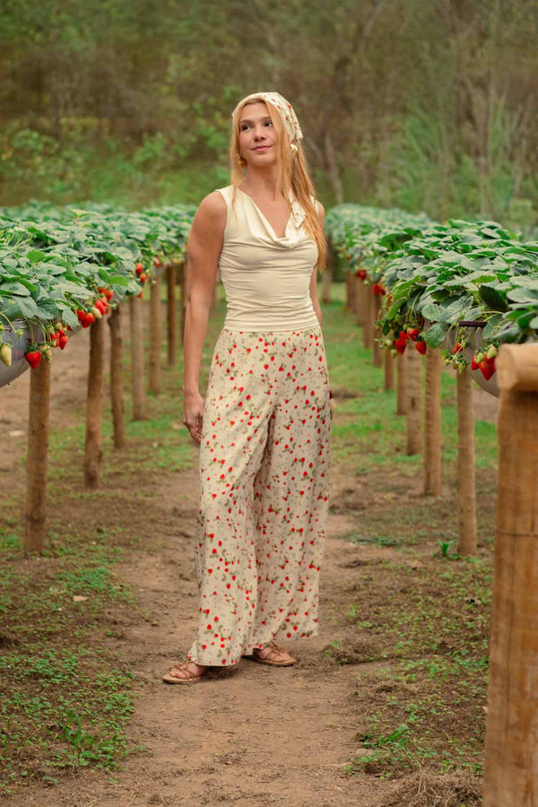 CALÇA RETA COM BOLSO E FENDA MINI CAMPO DE MORANGOS ALGODÃO