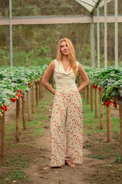CALÇA RETA COM BOLSO E FENDA MINI CAMPO DE MORANGOS ALGODÃO