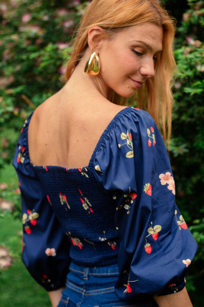 BLUSA CIGANINHA COM MANGA BUFANTE CAMPO DE MORANGOS MARINHO