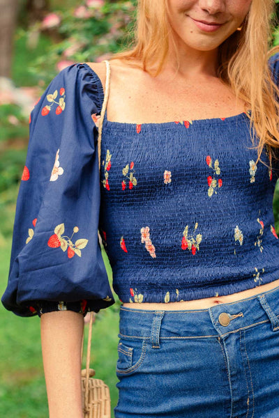 BLUSA CIGANINHA COM MANGA BUFANTE CAMPO DE MORANGOS MARINHO