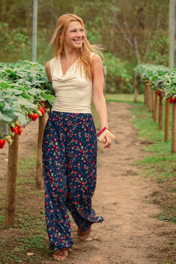 CALÇA RETA COM BOLSO E FENDA MINI CAMPO DE MORANGOS MARINHO